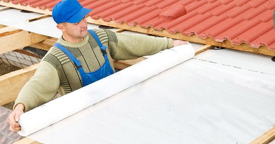 Impermex Impermeabilizaciones y Aislamientos personal instalando impermeabilización en techo